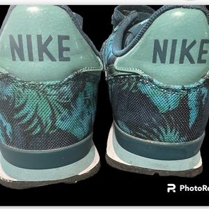 Nike swoosh teal print sneakers new with out tags
